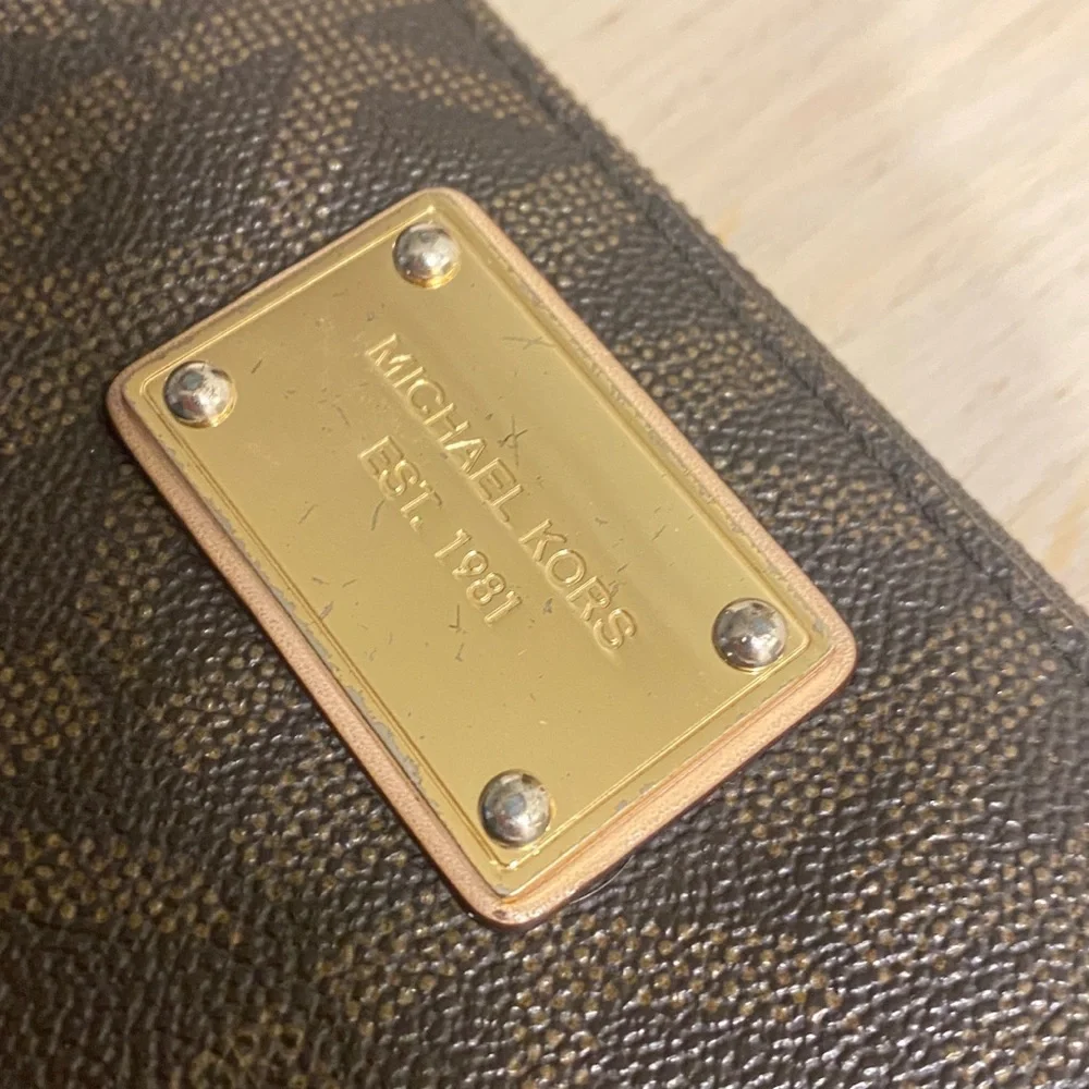 Micheal Kors wallet - Picture 2 of 7